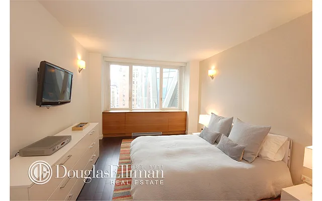 Rented by Douglas Elliman | media 14