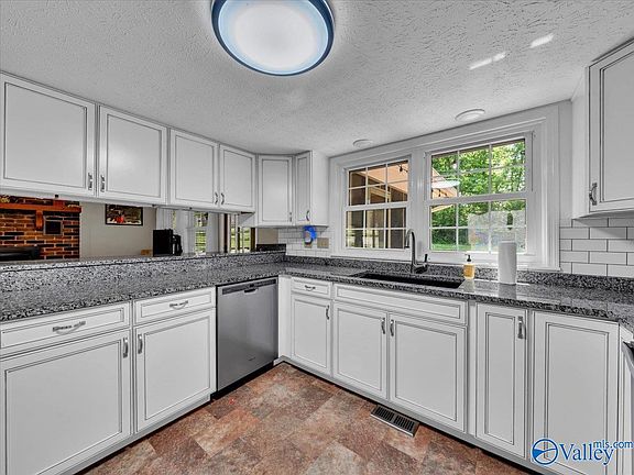 5th image of 23 Elizabeth Dr NE