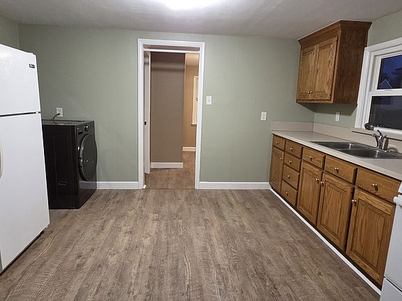 4th image of 204 N Oak St