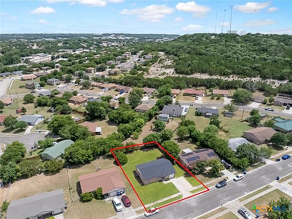 5th image of 910 Marilyn Dr