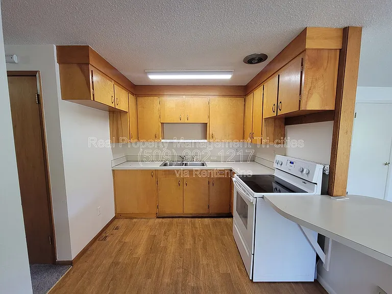 1702 W 7th Pl #B — Photo 5