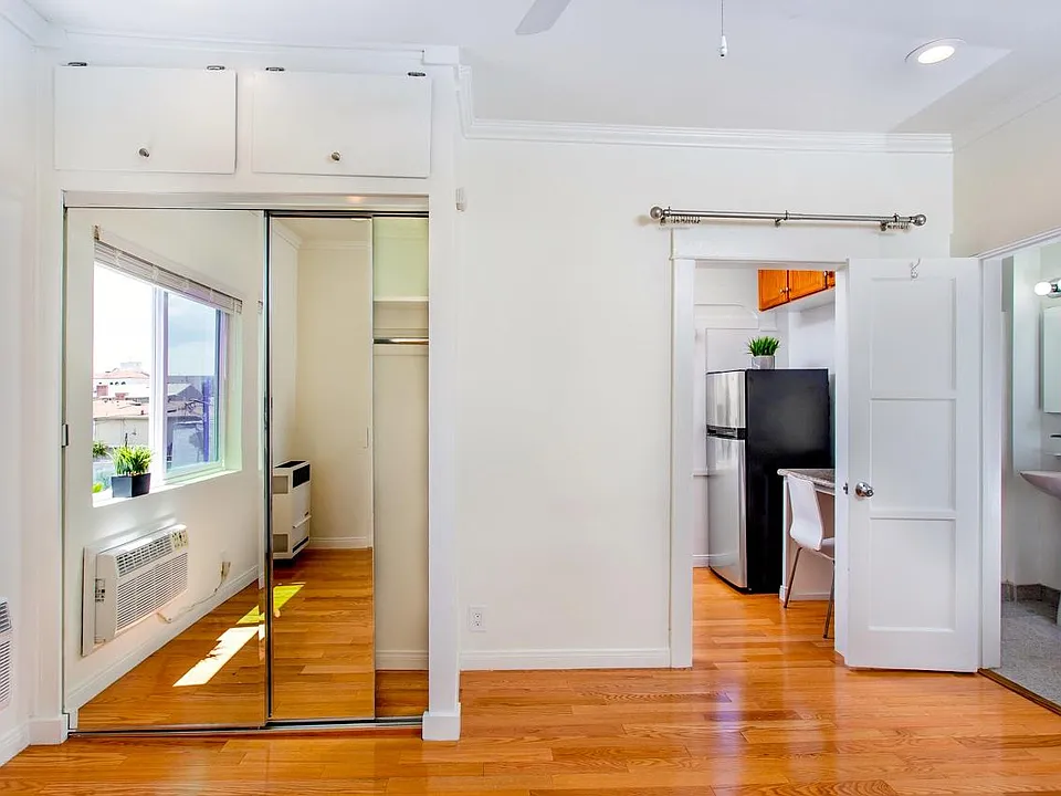 1650 Winona Blvd #5