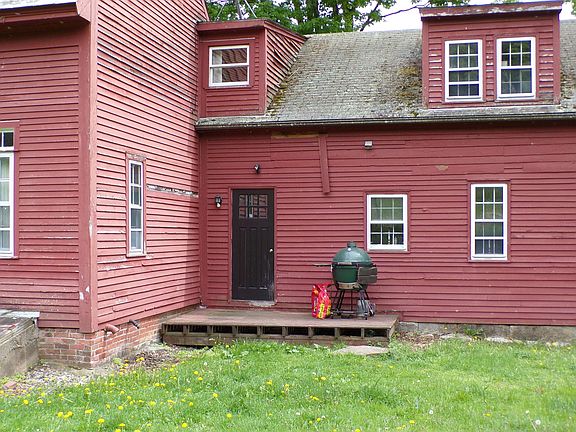 5th image of 658 Main Street