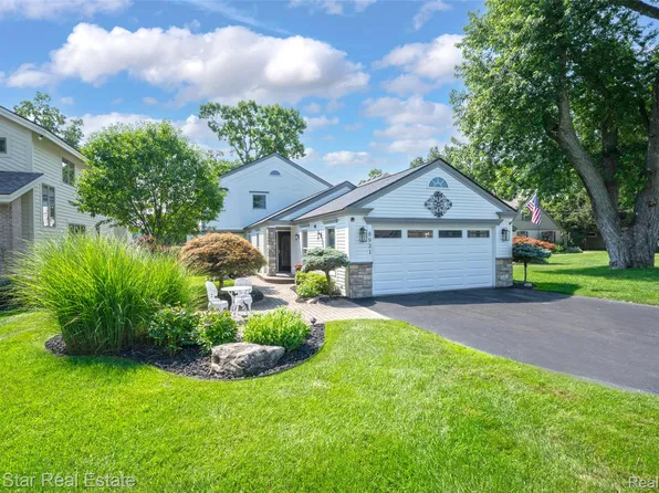 8931 Edgewood Park Dr, Commerce Township, MI 48382