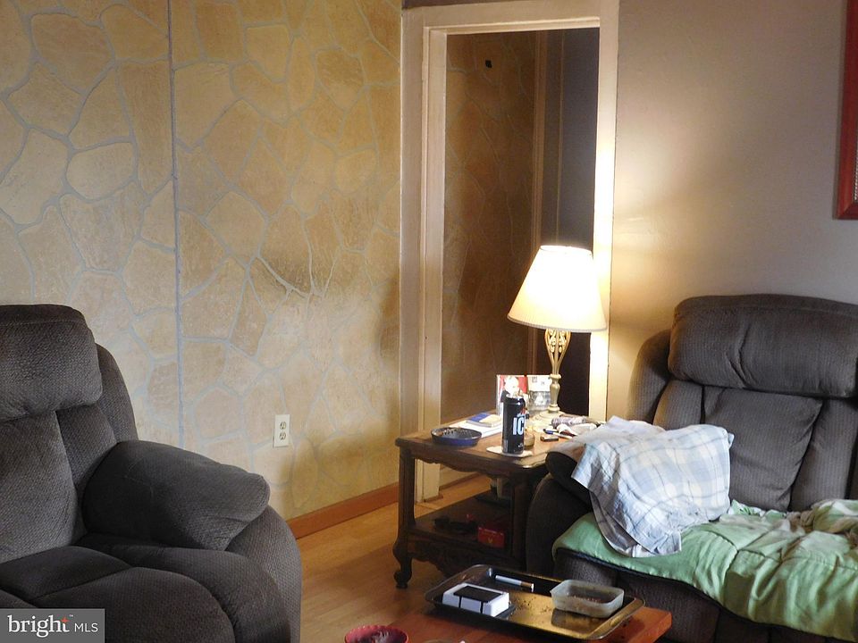 2nd image of 132 E Union St