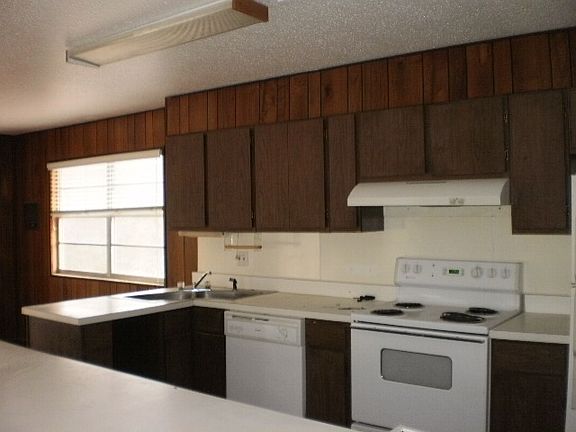 Kitchen with breakfast bar