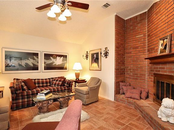 5th image of 2065 Camelot Dr