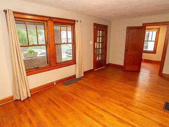 5th image of 2618 S Stanley Ave