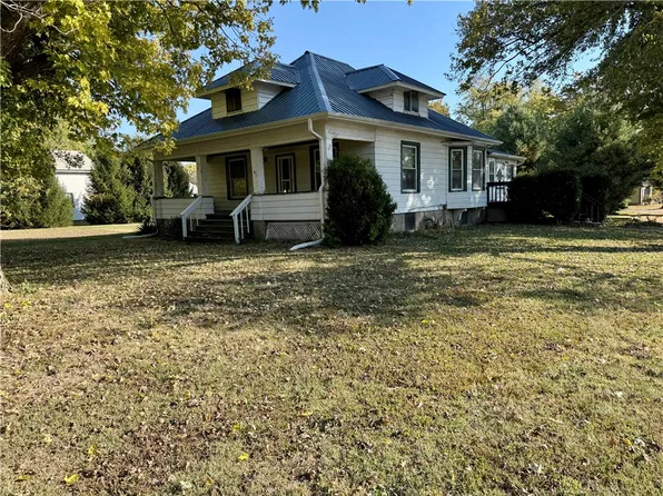 10 N Locust St, Oconee, IL 62553