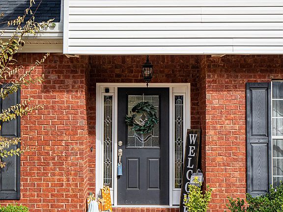 3rd image of 205 Sugarloaf Cir