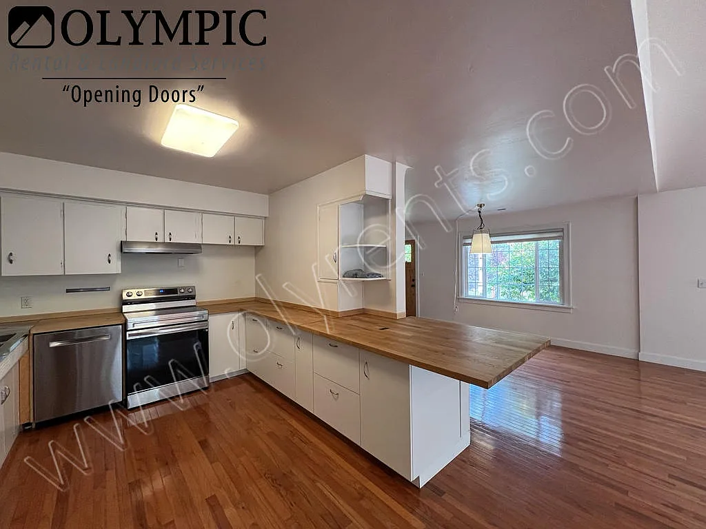 Renovated Eastside Rambler w/ AC! — Photo 4