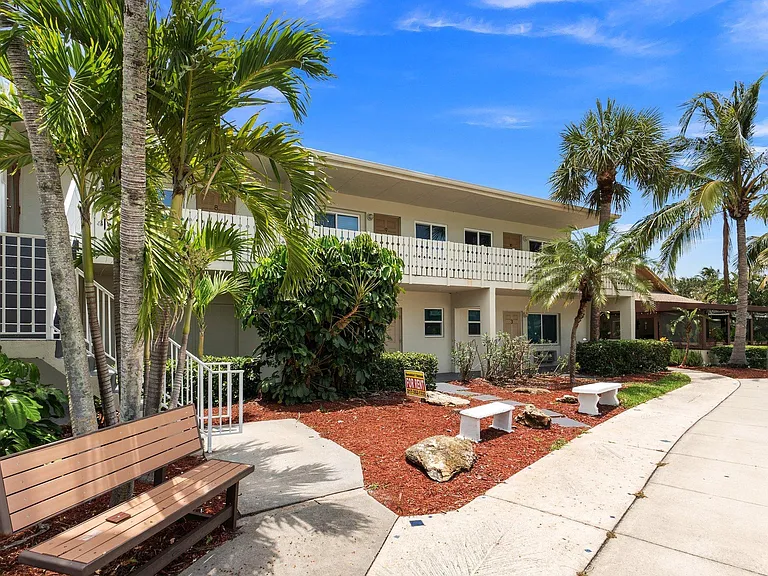 1517 Ocean Dr #10 — Photo 2