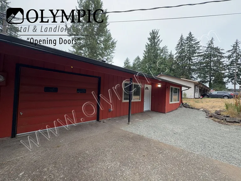Remodeled 2 bed 1 bath duplex unit, with one car garage. — Photo 1