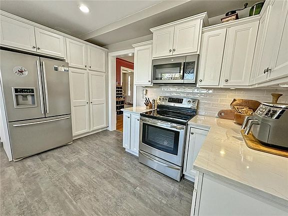 5th image of 211 Lawn Ave