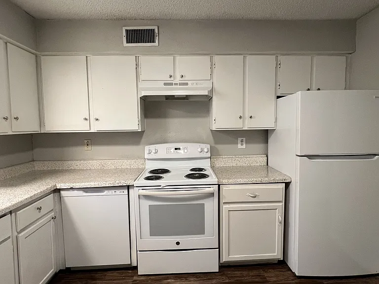 2106 Avenue K #4 — Photo 4