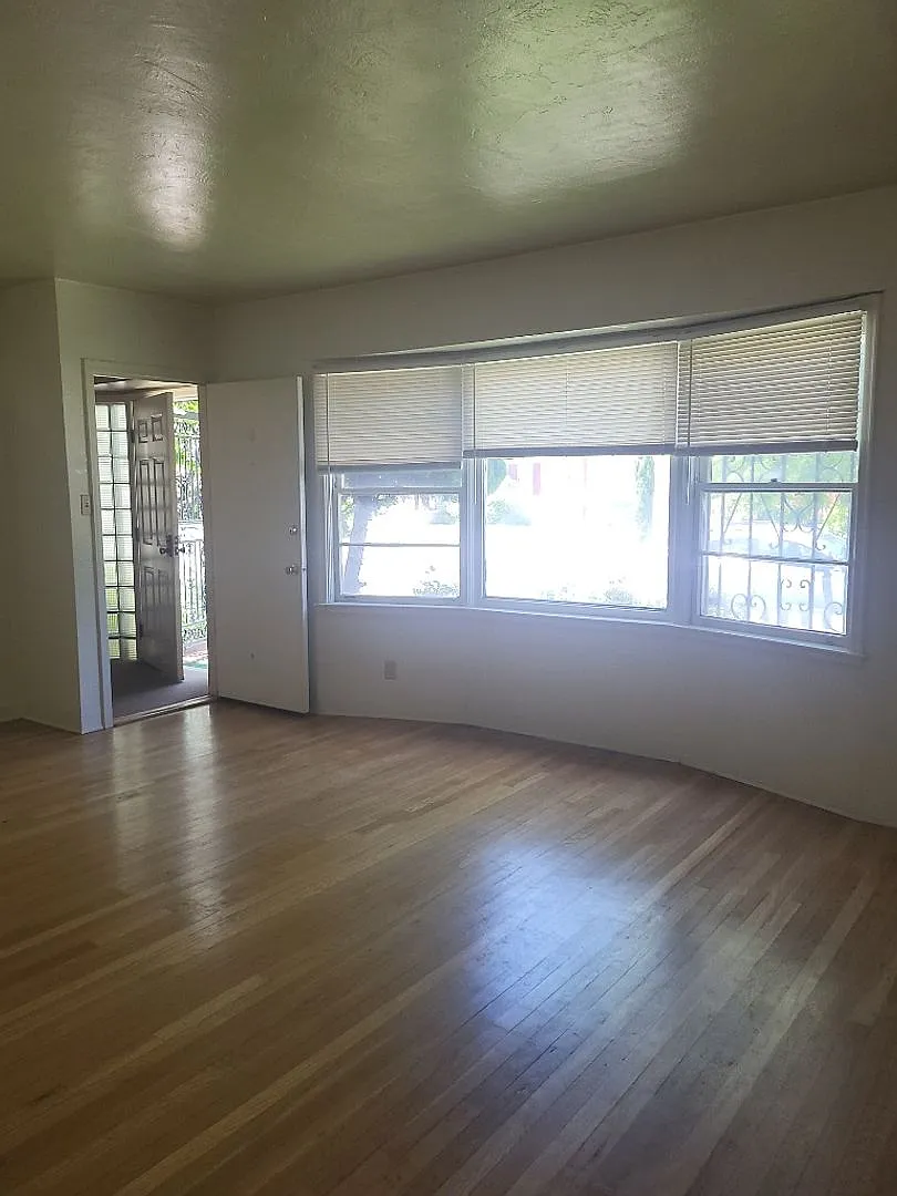 700-722 Gordon Avenue — Photo 3