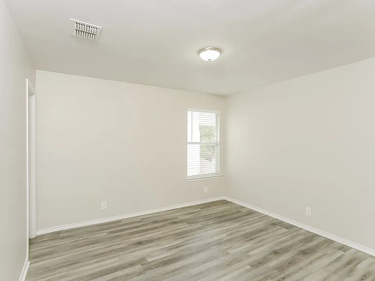 121 Yeager Cir — Photo 13