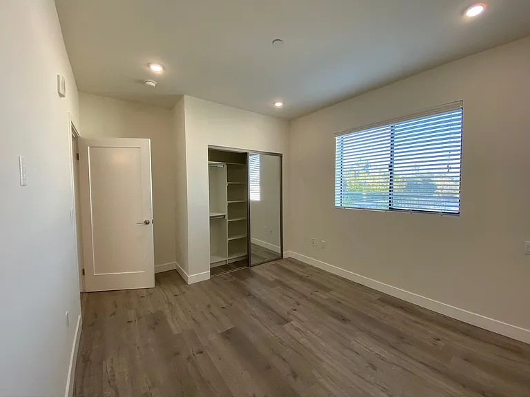 18529 Calvert St — Photo 16