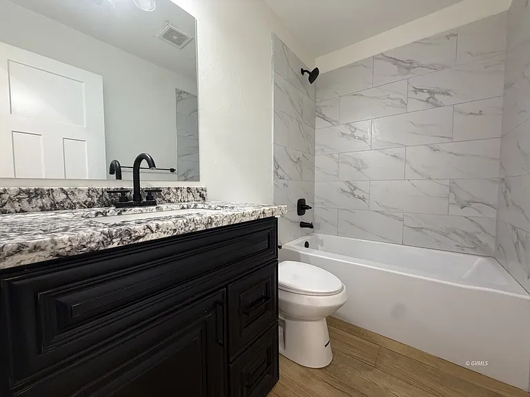 818 W 7th St #B — Photo 21