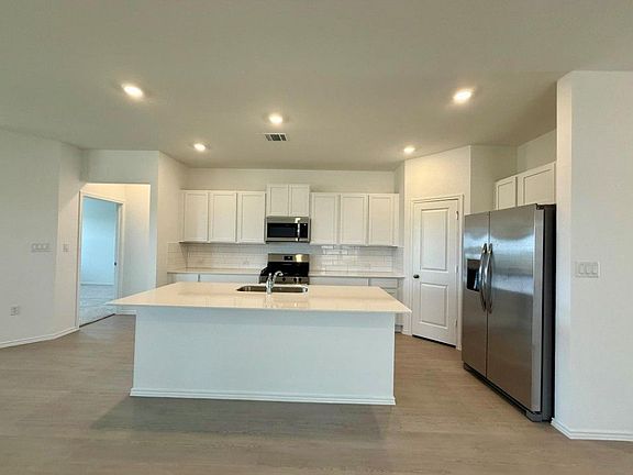 5th image of 106 Camargue Dr