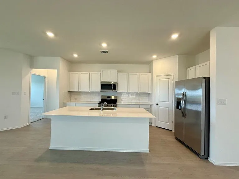 106 Camargue Dr — Photo 5