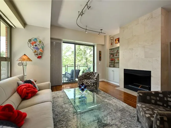 4950 Central St APT 207, Kansas City, MO 64112