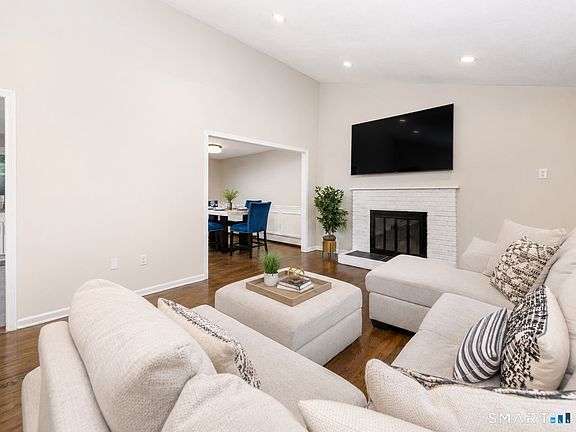 4th image of 185 Tanglewood Drive