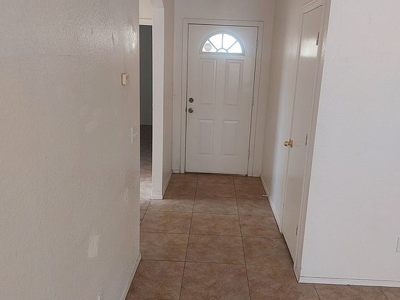 3rd image of 1006 E Mariposa St