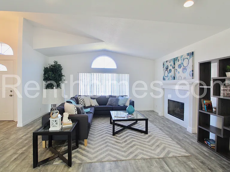 11327 Linares St — Photo 2