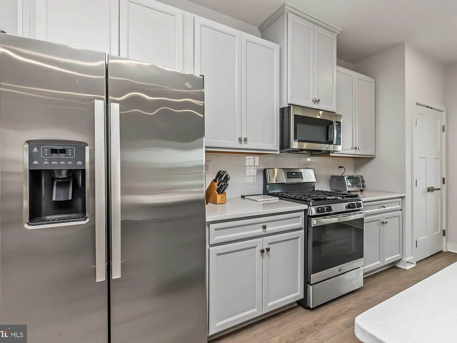 3 bed, 4.0 bath, 1498 sqft, $3,300 — Photo 4