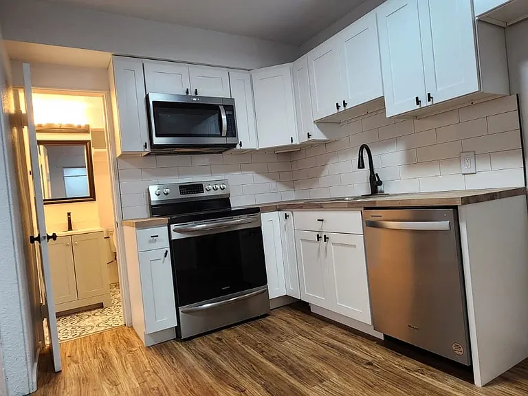 Adams Apartments — Photo 4