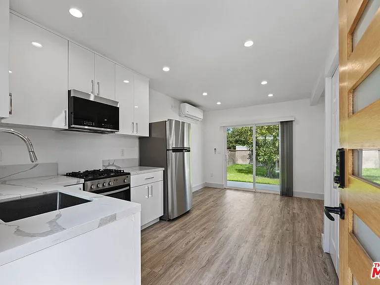 6229 Sylvia Ave — Photo 7