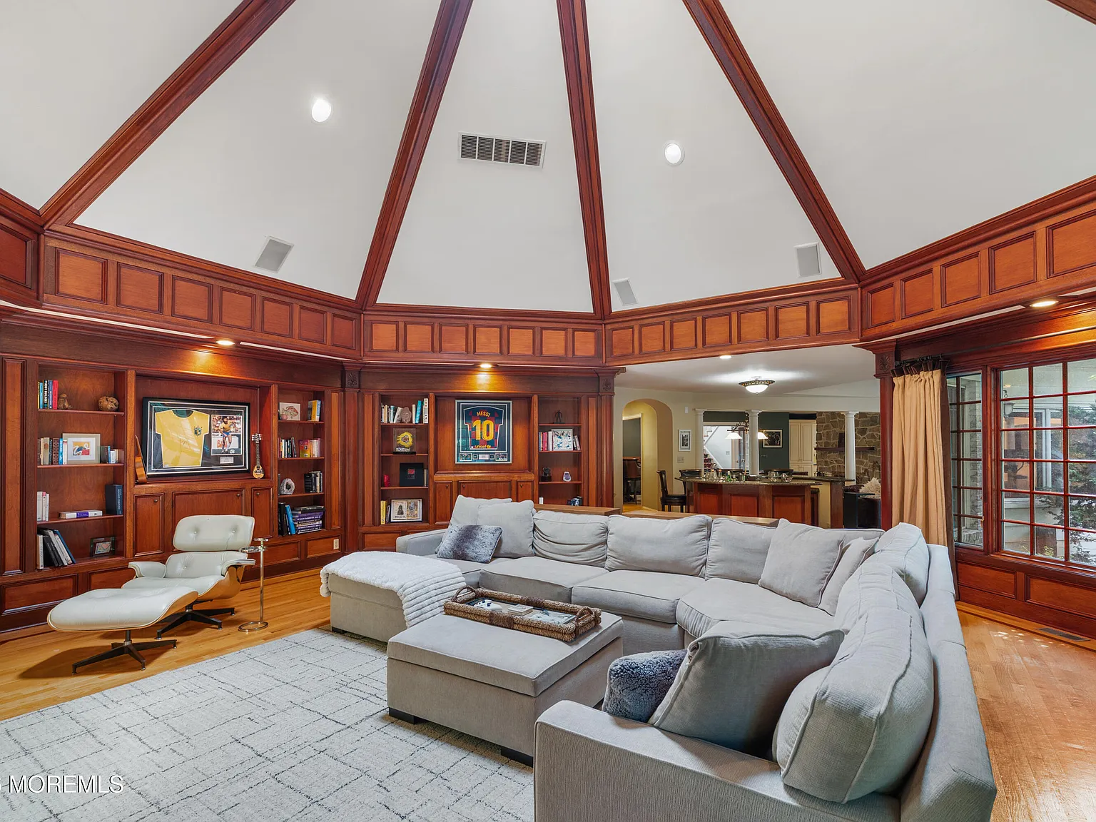 5 bed, 4.5 bath, 6917 sqft, $15,000 — Photo 4