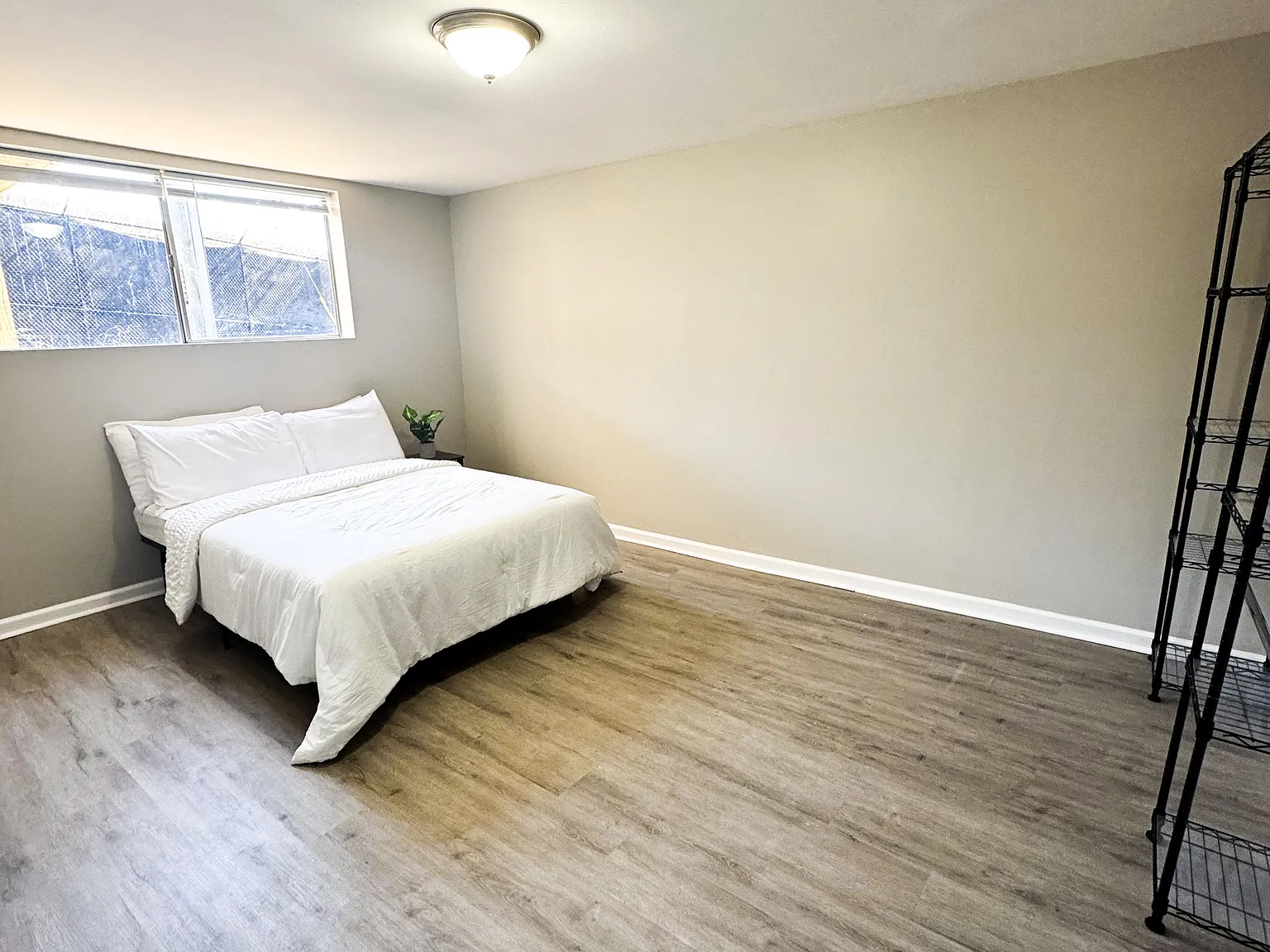 4 bed, 3.0 bath, 2100 sqft, $680 — Photo 1