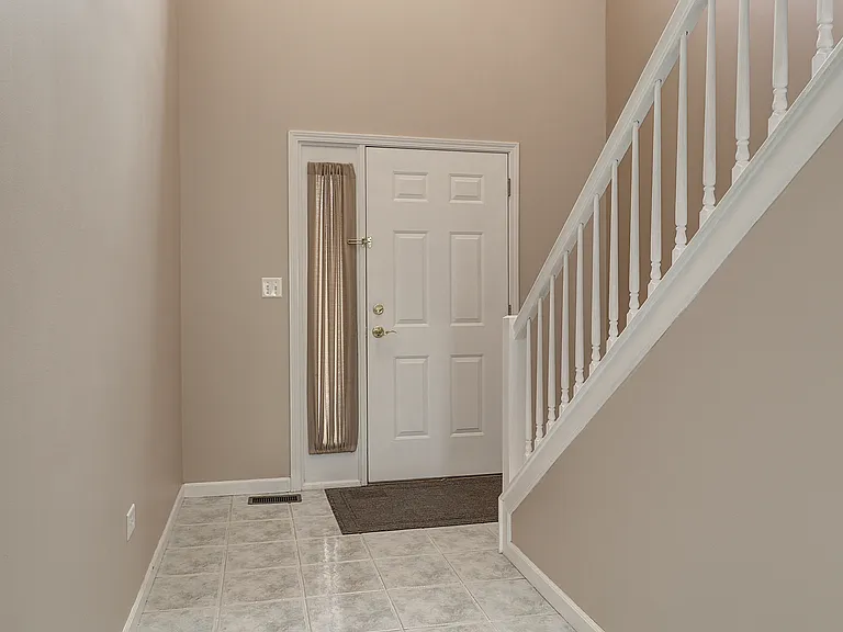 16046 S Fairfield Dr — Photo 2