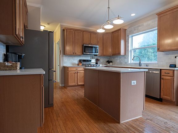 4th image of 24159 Hampshire Ln
