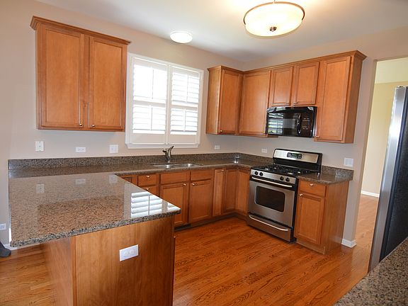 4th image of 752 Brighton Cir