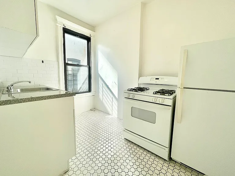 124 31st St #3R — Photo 14