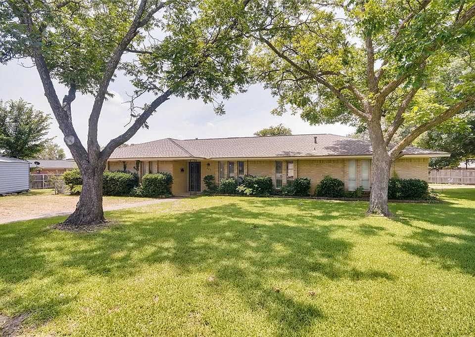 1st image of 623 Center Cir
