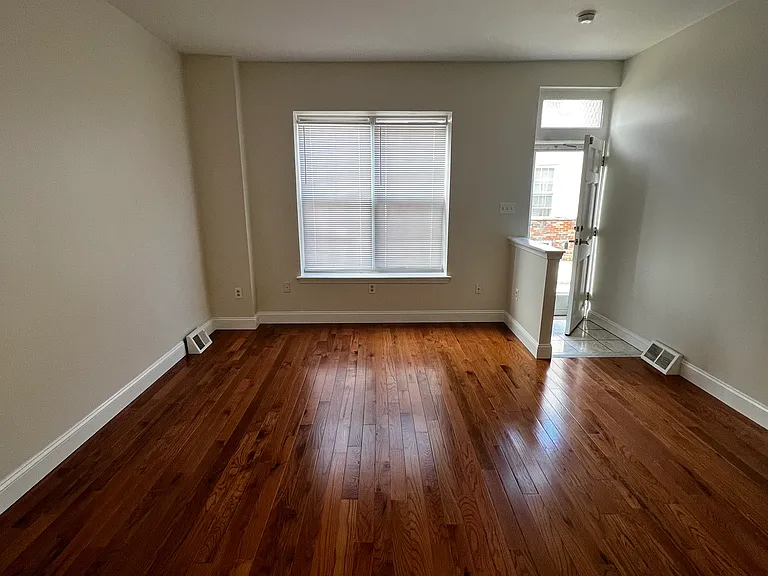 1805 Daly St — Photo 5