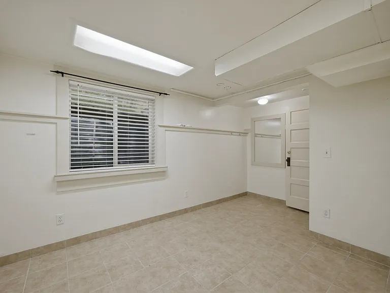 940 NE B St — Photo 11