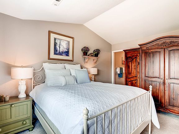 Master w vaulted ceilings