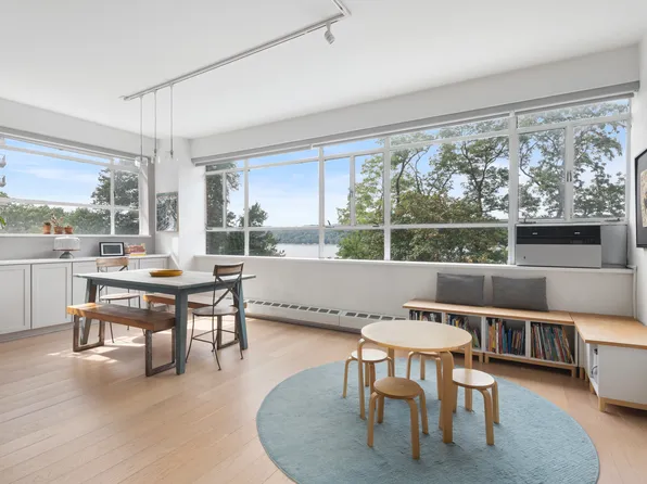 2727 Palisade Avenue image 2 of 18