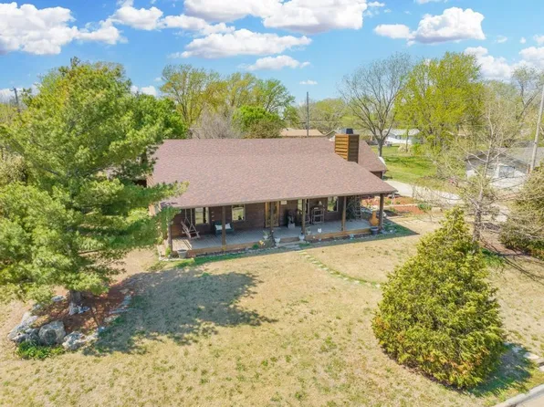 827 N Foulk Dr, Belle Plaine, KS 67013