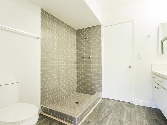 5th image of 2041 N Commonwealth Ave APT 208