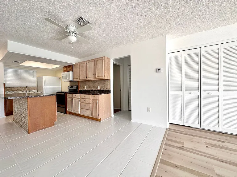 1001 W Marion Ave #9 — Photo 29