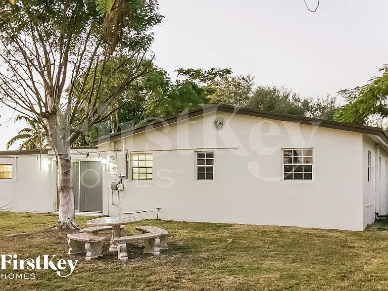 9880 Martinique Dr — Photo 14