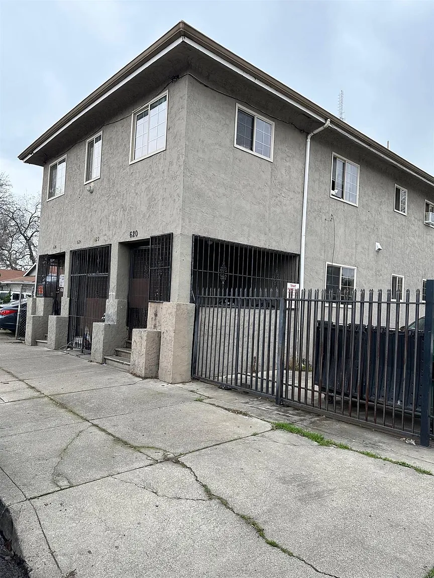 620 E Oak St photo 1