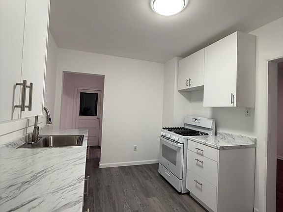 2nd image of 318 Marlow St