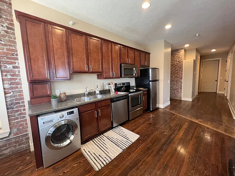 2934 Leavenworth St — Photo 90